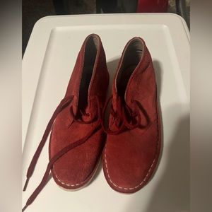 EUC Clarks Desert Ariel Cherry suede chukka boots.